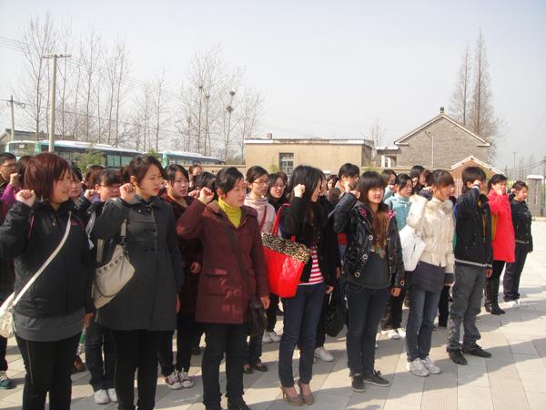 慶典現(xiàn)場(chǎng)熱鬧非凡，人聲鼎沸，眾多業(yè)主和嘉賓齊聚一堂，共同見證這一重要時(shí)刻