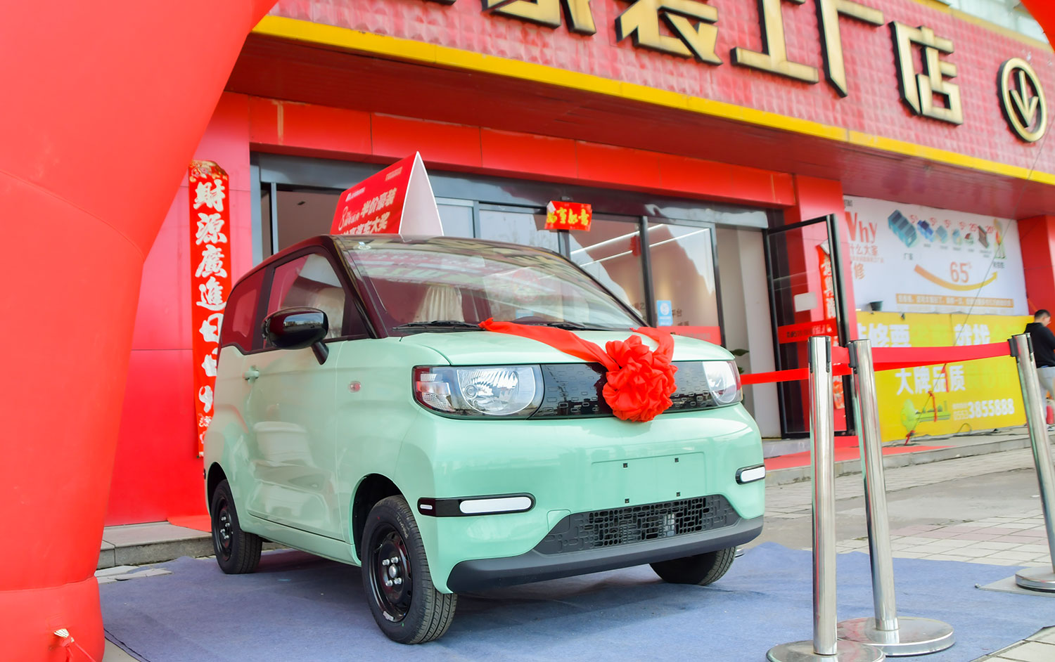 慶典現(xiàn)場(chǎng)熱鬧非凡，人聲鼎沸，眾多業(yè)主和嘉賓齊聚一堂，共同見證這一重要時(shí)刻