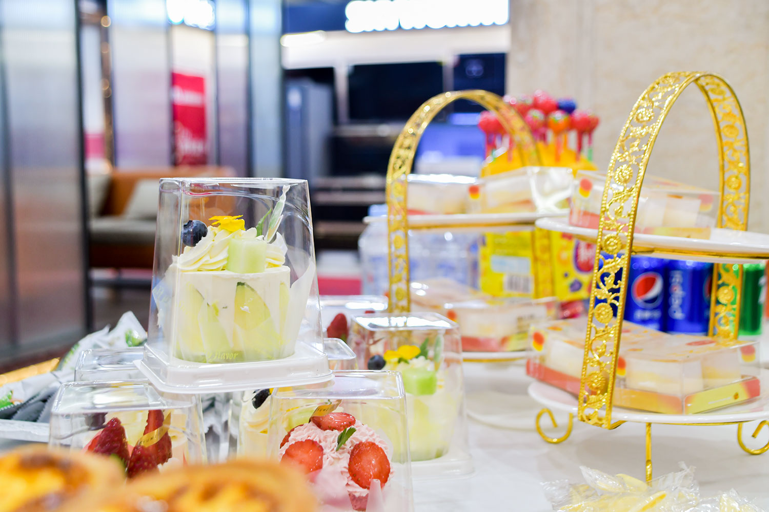 慶典現(xiàn)場(chǎng)熱鬧非凡，人聲鼎沸，眾多業(yè)主和嘉賓齊聚一堂，共同見證這一重要時(shí)刻